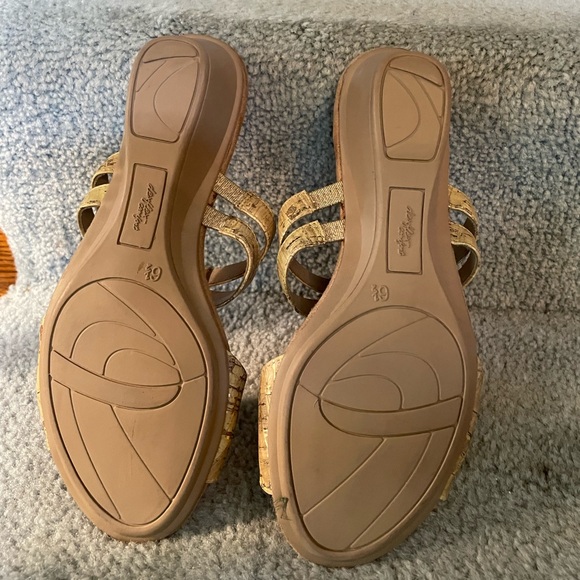 Ladies Sz 6.5 sandals, NWOT, in Tan with Gold Metal Accents - Picture 3 of 5